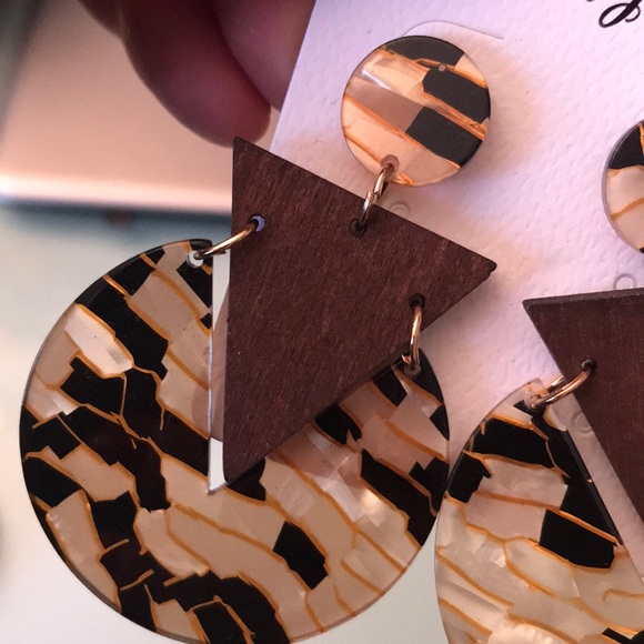 NWT earrings - Picture 2 of 3